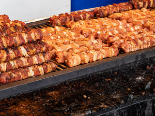 Grillspieße auf einem Stadtfest