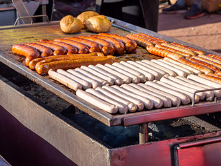 Stadtfest: Rostbratwürste auf einem Grill