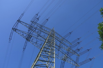 Strommast mit blauem Himmel
