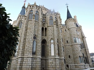 Fototapeta na wymiar Un castillo de cuento en Astorga, León