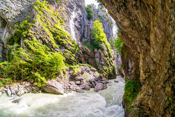 Felsabsturz und Stromschnelle in der Aareschlucht