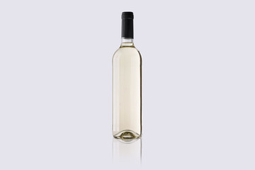 Botella de vino blanco sobre fondo gris