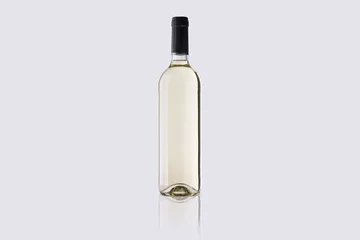 Fotobehang Botella de vino blanco sobre fondo gris © Patricia Núñez