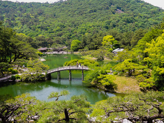 栗林公園の飛来峰（ひらいほう）から南湖に架かる偃月橋（えんげつきょう） 