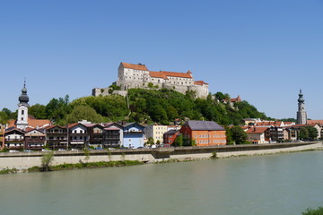Fototapeta na wymiar Blick auf Salzach mit Burg und Stadt Burghausen