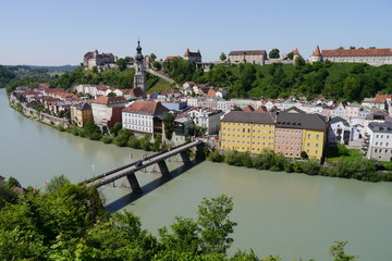 Obraz premium Blick auf Burghausen mit Brücke, Kirchturm und Burg