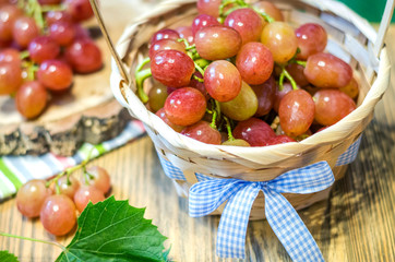 grono of pink grapes