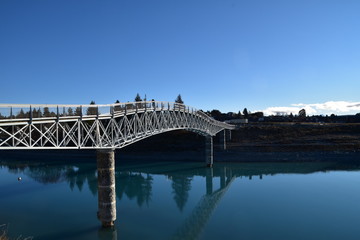Fototapeta premium Landscape with a bridge and Lake Tekapo in New Zealand