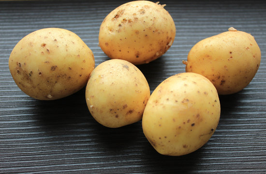 Young potatoes lie on the table.