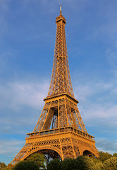 Tour Eiffel Paris Vue depuis la Seine en bateau mouche ciel bleu soleil lumière