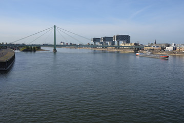 Severinsbrücke und die Kranhäuser