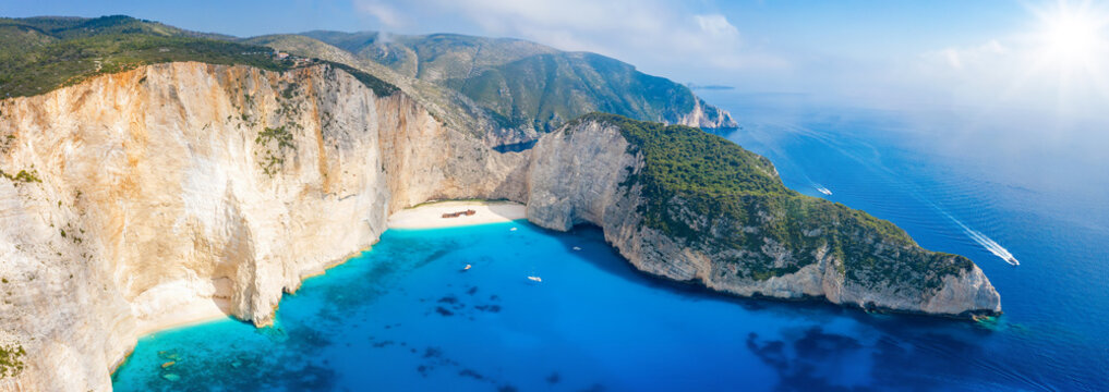 Panorama des ber&uuml;hmten Navagio Schiffswrack Strandes auf Zakynthos mit t&uuml;rkis blauem Meer, Ionische Inseln, Griechenland