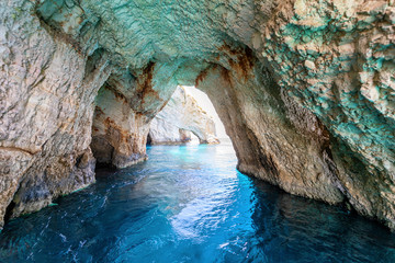 Blick durch die berühmten Blauen Höhlen von Zakynthos mit leuchtendem Meer und einzigartigen...