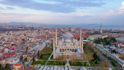 Obraz premium The Süleymaniye Mosque is an Ottoman imperial mosque located on the Third Hill of Istanbul, Turkey.
