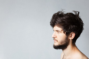 Obraz premium Close-up of profile portrait of bearded man