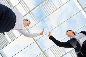 Geschäftsfrauen geben sich ein High Five
