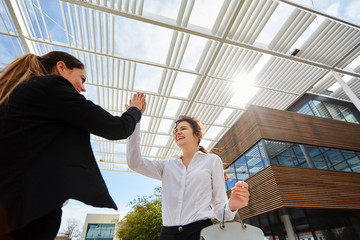Erfolgreiche Geschäftsfrauen machen High Five