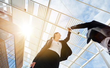 Mann und Frau geben sich High Five zur Motivation