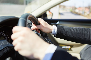 Hände vom Autofahrer am Lenkrad