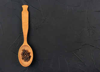 Dry cloves in spoon