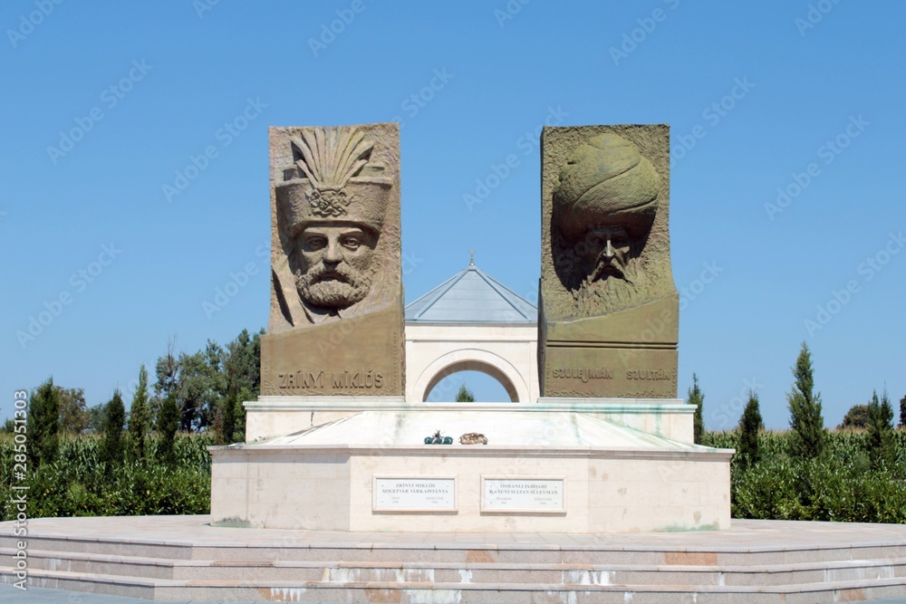 Wall mural the head statues of miklós zrínyi and sultan suleiman frontwise, csertő