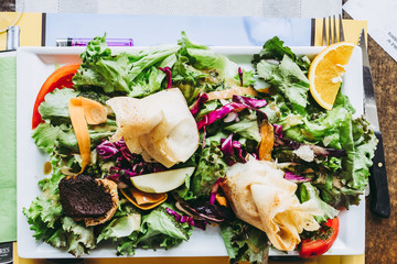 Assiette de salade légumes et chèvre chaud en feuille de brick