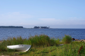 Barque blanche devant la mer baltique