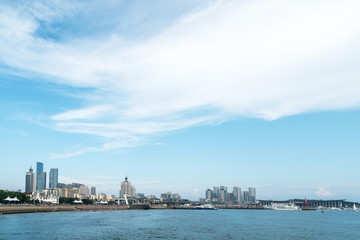 Naklejka premium Coastal and Urban Skyline in Qingdao, China