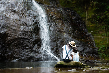 Fototapeta premium 川で遊ぶ母と娘