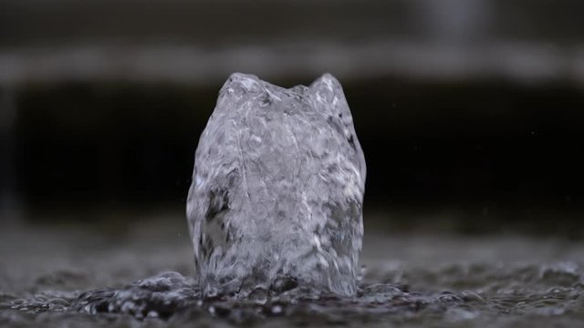 Eine kleine Wasserfontaine sprudelt vor sich hin