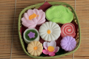 Obraz na płótnie Canvas 落雁は日本の代表的な菓子のひとつであり、米などのでんぷんの粉に水あめと砂糖を混ぜて着色し、型で乾燥させて作られています。