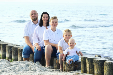 Glücklichsein - Familie am Strand