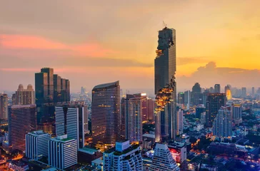Fotobehang Luchtfoto van de moderne kantoorgebouwen van Bangkok, condominium in het centrum van de stad Bangkok met avondrood © I Viewfinder
