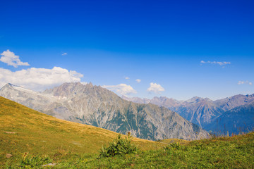 Paesaggio di montagna all'aperto in estate