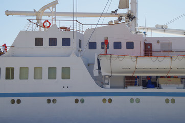 Detail Rettungsboot und Fenster von Luxus Segel Kreuzfahrtschiff