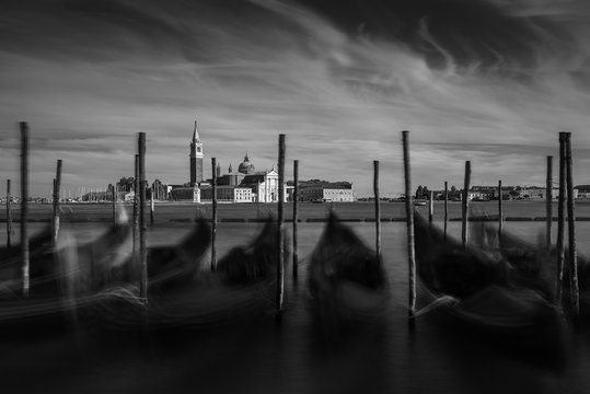 Gondole a venezia in biancvo e enro