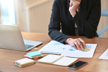 Obraz premium Female audit analysis finance data in paper document on working table.