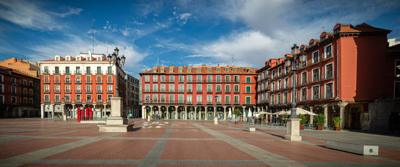 Plaza mayor de Valladolid	 con el Ayuntamiento en España - obrazy, fototapety, plakaty
