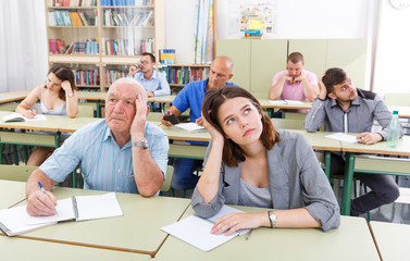 Obraz premium Sad students different ages listening task