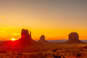 Fototapeta na wymiar Red sunrise in the beautiful Monument Valley, Utah