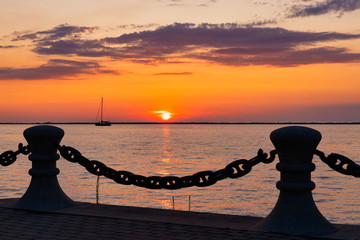Sunset on Lake Erie in the Great Lakes Region - obrazy, fototapety, plakaty