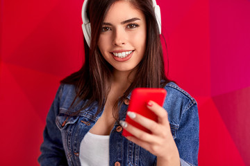 Naklejka premium Young woman listening to music