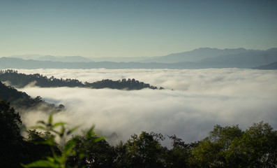 Amanecer arriba de la montaña