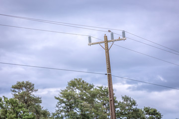 Obraz premium Rustic electrical pole with in a cloud sky day in Brazil