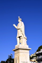 Fototapeta premium dove on the head of a statue