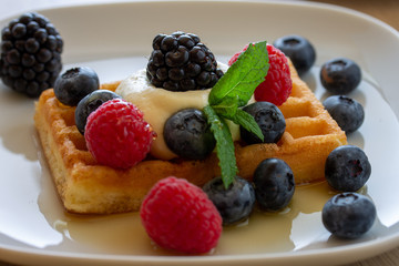 Waffel mit Waldfrüchten und Ahornsirup