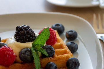 Waffel mit Waldfrüchten und Ahornsirup