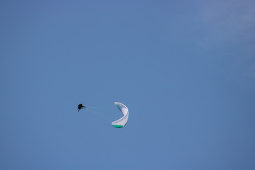 Obraz na płótnie Canvas Kühnes Paragliding am blauen Himmel