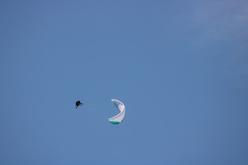 Kühnes Paragliding am blauen Himmel