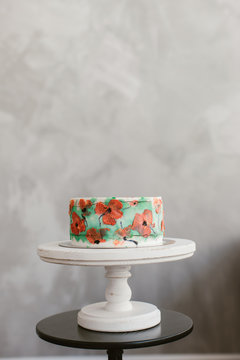 White frosted round cake on white stand